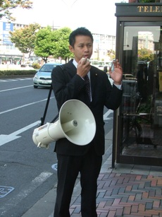岡山駅前で街頭遊説する谷合議員