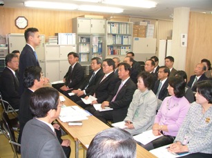 県代表者会議で挨拶する谷合議員と岡山県本部所属の議員