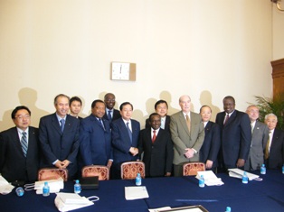 アフリカ６カ国の大使を歓迎する太田代表（左から６人目）ら