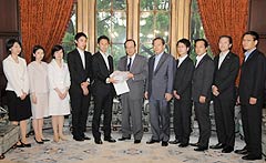 クールアース・デーの創設で福田首相（中央）に署名簿を手渡す谷合局長（左隣）、太田代表（右隣）ら＝９日　国会内