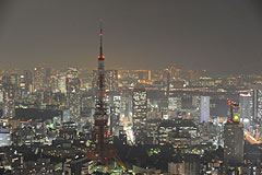 ライトダウンした東京タワー＝７日夜　六本木ヒルズ「スカイデッキ」から撮影