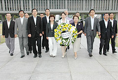 原爆死没者慰霊碑に献花する斉藤氏（前列左から３人目）ら＝３０日　広島市