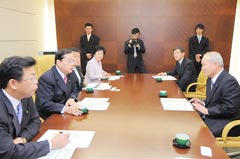 東京信用保証協会の横山理事長（右）と意見交換する太田代表（左から２人目）ら＝３１日