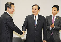 盧総団長（左）を歓迎する太田代表（中央）と谷合青年委員長＝１７日