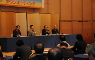タウンミーティングで参加者と意見交換する（右側から2人目）石田、谷合両氏