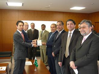 パキスタンの シャハブッディーン計画・開発大臣から表敬を受ける谷合経産大臣政務官（2009/5/26）