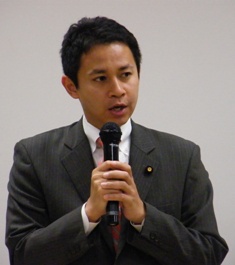 東京地裁判決後、国会内で開かれた集会で挨拶する谷合委員長