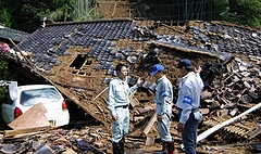 ４人の死傷者を出した土砂災害現場を視察する谷合氏（左）と公明市議＝１１日