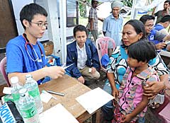 パリヤマン市近郊の村で医療支援活動を行うＡＭＤＡを視察する谷合氏（左から２人目）＝１２日