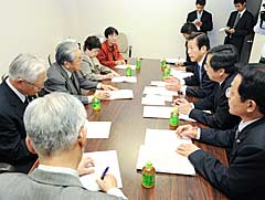 日本被団協（左側）から要請を受ける山口代表（右から３人目）ら＝２２日