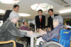 介護老人保健施設を視察する谷合氏（右から３人目）ら＝２１日