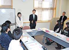 岩手県立大学の学生向け就職活動講座を視察する（右から）谷あい氏、わにぶちさん＝８日