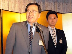 あいさつする斉藤政調会長（左）と谷あい氏＝２２日