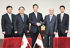 タン大使（右から２人目）の表敬を受ける山口代表（中央）ら＝１日
