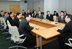 「核廃絶サミット」の開催を求める党核廃絶推進委の浜田座長（手前左）ら＝１６日