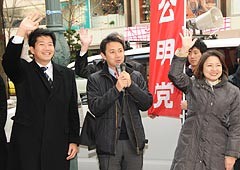 街頭演説会で若者の雇用支援などを訴える谷合氏、石川氏、竹谷さんら