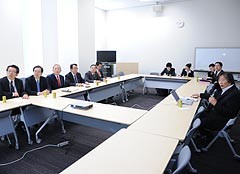 神谷氏から話を聞く党合同会議