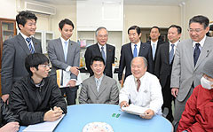 和歌山大学の「引きこもり」支援で、宮西所長らと意見交換する谷合委員長ら