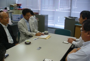 香川県消費生活センターで職員と意見交換を行う谷合参院議員