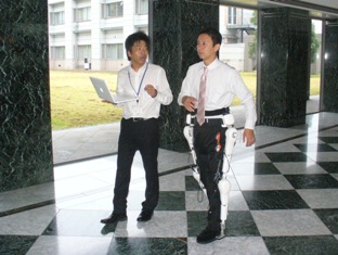 岡山でロボットスーツの開発を調査する谷合参院議員