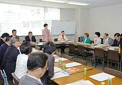 与党・バレエ文化振興推進議員連盟の総会であいさつする浜四津代行