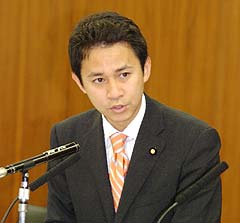 質問する谷合参院議員