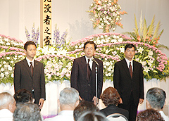 追悼の意を表し、平和への誓いを述べる斉藤政調会長ら