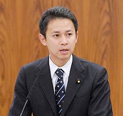 質問する谷合氏