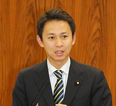 質問する谷合氏