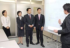 ホットラインセンターの説明を受ける党青年局の（右２人目から）谷合、谷口（和）、鰐淵、山本（香）氏