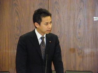 質問する谷合氏