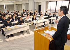 若年者雇用などについて語る谷合党青年局長（右端）