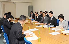 新雇用戦略などの説明を聞く党青年局