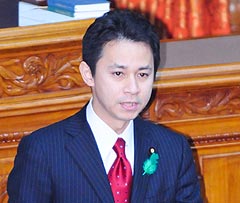 質問する谷合氏＝１６日　参院本会議