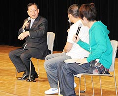 青年と和やかに懇談する太田代表（左）＝２０日　東京・北区