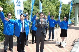 公明党の青年政策などを訴える谷合青年局長(中央）ら