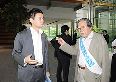 政府に申し入れした原告団の山本団長（右）と谷合氏（左）＝１２日　首相官邸