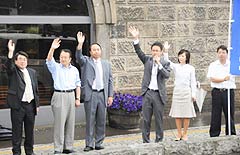 一斉消灯への協力を呼び掛ける谷合青年局長（右から３人目）ら＝７日　北海道小樽市