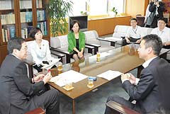 斉藤環境相（左端）に要望する谷合局長（手前右）ら＝１７日　環境省