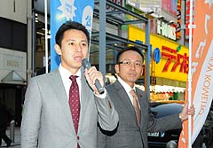 JR秋葉原駅前で党青年委員会の政策を訴える谷合委員長（左）と伊藤局長＝２０日　東京・千代田区