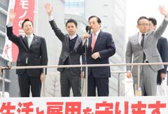 公明党の若者支援の実績を訴える太田代表（左から３人目）と谷合（左隣）、伊藤（右隣）らの各氏＝９日　東京・ＪＲ新宿駅西口