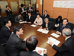 舛添厚労相に医療・介護分野での戦略的雇用創出を求める太田代表（右から２人目）ら＝２０日