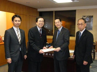 岡山県JAの村上会長より「菜の花プロジェクト」の要請を受ける斎藤環境相。谷合参院議員も同席。　2009年2月4日
