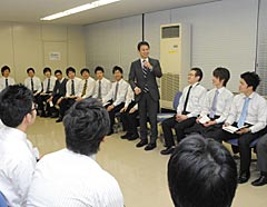 二部学生との懇談を行った党学生局＝１日　党本部