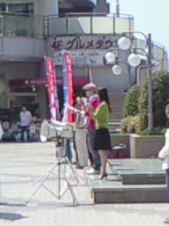 街頭演説を行っている谷合参院議員（2009/4/19）