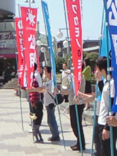 街頭演説を行っている谷合参院議員（2009/4/19）