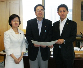 斉藤環境大臣にクールアースデーの取組強化を求める要望を渡す谷合青年委員長