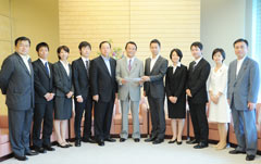 学生の就職問題で麻生首相（中央）に緊急要請する太田代表（左隣）、谷合学生局長（右隣）ら＝２６日