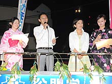 公明党の環境政策を力説する谷合氏、山本さんと青年党員ら＝７日 大阪市内