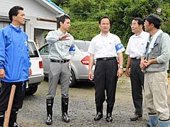 住民から竜巻被害の状況を聞く谷合氏（左から２人目）ら＝２１日　岡山・美作市